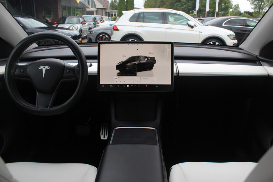 Tesla Model Y Long Range AWD 75 kWh / Autopilot / Panoramadak / Camera / 21'' / Keyless / Leder / Dodehoek / Navigatie / Stoelverwarming
