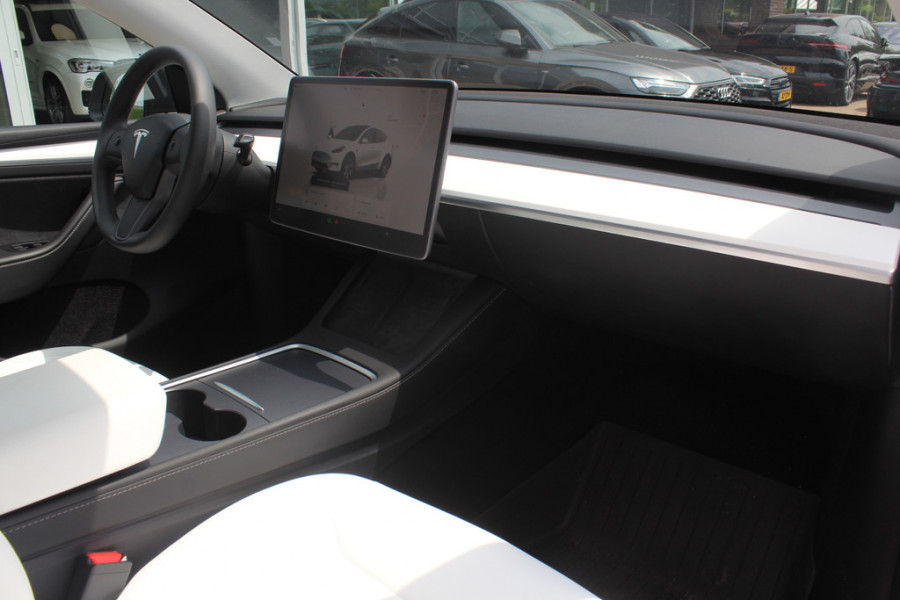 Tesla Model Y Long Range AWD 75 kWh / Autopilot / Panoramadak / Camera / 21'' / Keyless / Leder / Dodehoek / Navigatie / Stoelverwarming