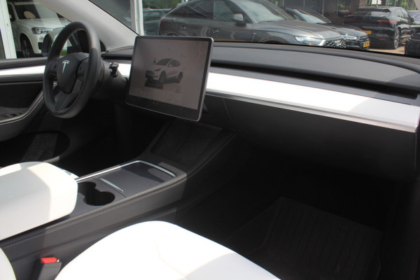 Tesla Model Y Long Range AWD 75 kWh / Autopilot / Panoramadak / Camera / 21'' / Keyless / Leder / Dodehoek / Navigatie / Stoelverwarming
