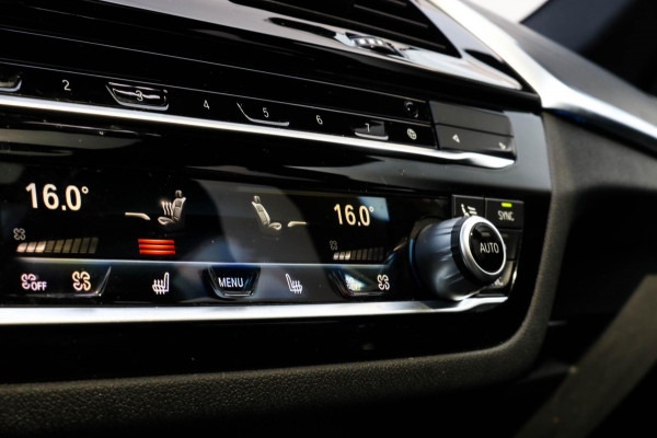 BMW 5 Serie Touring 530e xDrive M-SPORT - PANO - TREKHAAK - HARMAN - SOFTCLOSE