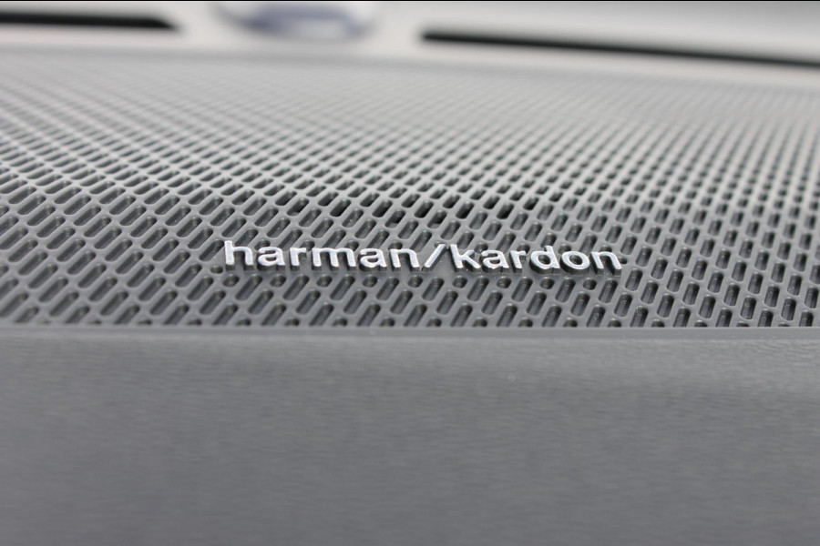 Volvo XC40 B4 211PK Automaat Plus Dark Google Infotainment / Semi elektrisch wegklapbare trekhaak / Verwarmbare voorruit / Harman Kardon Audio installatie / Elektrisch bedienbare voorstoelen