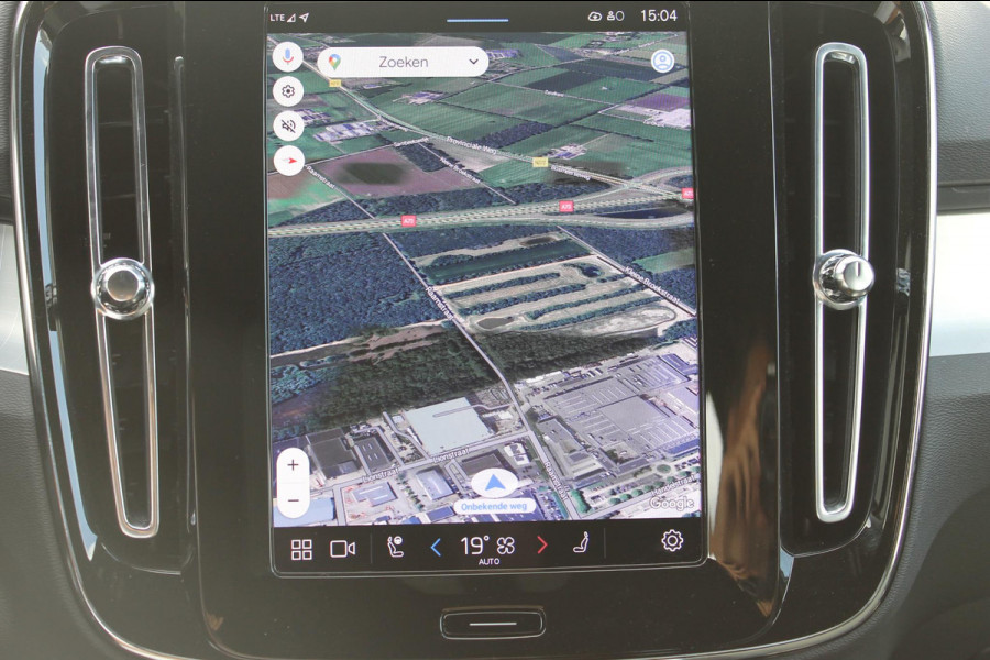 Volvo XC40 B4 211PK Automaat Plus Dark Google Infotainment / Semi elektrisch wegklapbare trekhaak / Verwarmbare voorruit / Harman Kardon Audio installatie / Elektrisch bedienbare voorstoelen