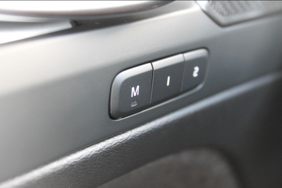 Volvo XC40 B4 211PK Automaat Plus Dark Google Infotainment / Semi elektrisch wegklapbare trekhaak / Verwarmbare voorruit / Harman Kardon Audio installatie / Elektrisch bedienbare voorstoelen