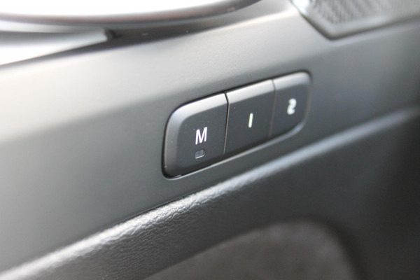 Volvo XC40 B4 211PK Automaat Plus Dark Google Infotainment / Semi elektrisch wegklapbare trekhaak / Verwarmbare voorruit / Harman Kardon Audio installatie / Elektrisch bedienbare voorstoelen