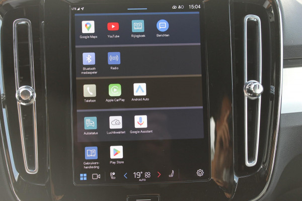 Volvo XC40 B4 211PK Automaat Plus Dark Google Infotainment / Semi elektrisch wegklapbare trekhaak / Verwarmbare voorruit / Harman Kardon Audio installatie / Elektrisch bedienbare voorstoelen