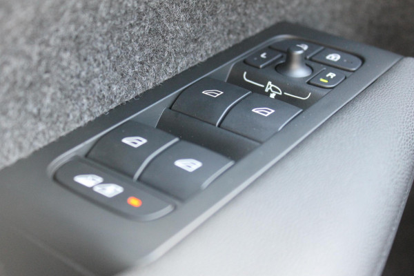 Volvo XC40 B4 211PK Automaat Plus Dark Google Infotainment / Semi elektrisch wegklapbare trekhaak / Verwarmbare voorruit / Harman Kardon Audio installatie / Elektrisch bedienbare voorstoelen