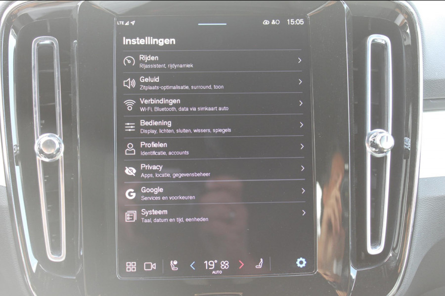 Volvo XC40 B4 211PK Automaat Plus Dark Google Infotainment / Semi elektrisch wegklapbare trekhaak / Verwarmbare voorruit / Harman Kardon Audio installatie / Elektrisch bedienbare voorstoelen