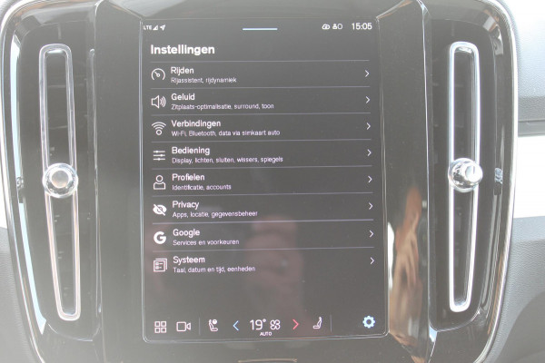 Volvo XC40 B4 211PK Automaat Plus Dark Google Infotainment / Semi elektrisch wegklapbare trekhaak / Verwarmbare voorruit / Harman Kardon Audio installatie / Elektrisch bedienbare voorstoelen