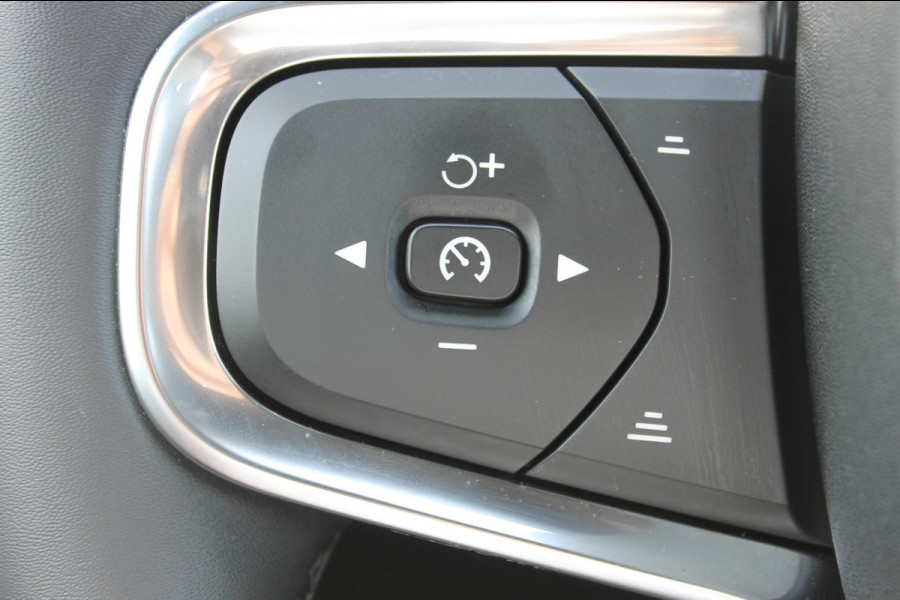 Volvo XC40 B4 211PK Automaat Plus Dark Google Infotainment / Semi elektrisch wegklapbare trekhaak / Verwarmbare voorruit / Harman Kardon Audio installatie / Elektrisch bedienbare voorstoelen
