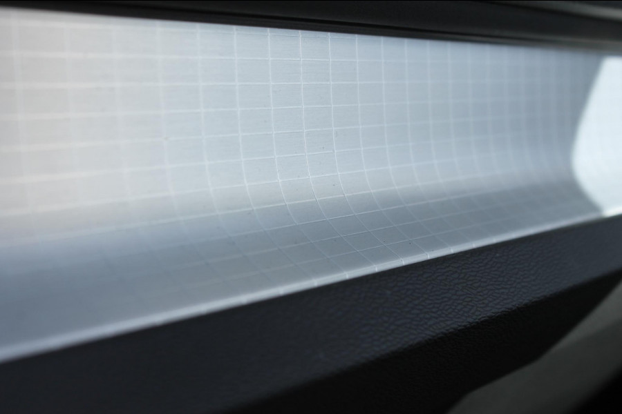 Volvo XC40 B4 211PK Automaat Plus Dark Google Infotainment / Semi elektrisch wegklapbare trekhaak / Verwarmbare voorruit / Harman Kardon Audio installatie / Elektrisch bedienbare voorstoelen