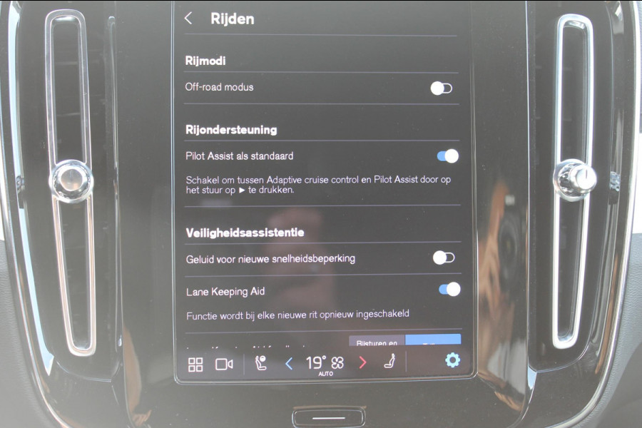Volvo XC40 B4 211PK Automaat Plus Dark Google Infotainment / Semi elektrisch wegklapbare trekhaak / Verwarmbare voorruit / Harman Kardon Audio installatie / Elektrisch bedienbare voorstoelen