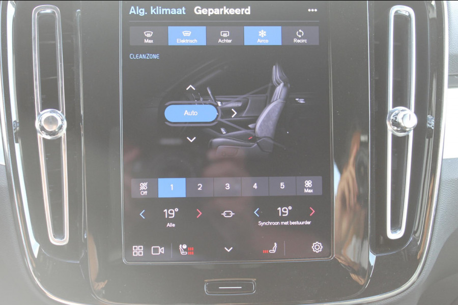 Volvo XC40 B4 211PK Automaat Plus Dark Google Infotainment / Semi elektrisch wegklapbare trekhaak / Verwarmbare voorruit / Harman Kardon Audio installatie / Elektrisch bedienbare voorstoelen