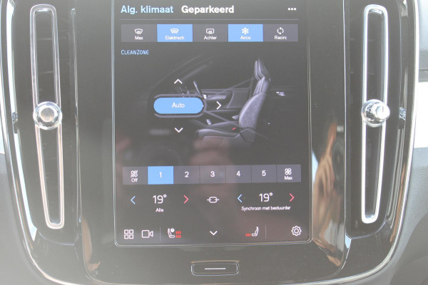 Volvo XC40 B4 211PK Automaat Plus Dark Google Infotainment / Semi elektrisch wegklapbare trekhaak / Verwarmbare voorruit / Harman Kardon Audio installatie / Elektrisch bedienbare voorstoelen