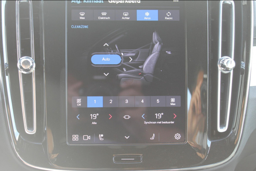 Volvo XC40 B4 211PK Automaat Plus Dark Google Infotainment / Semi elektrisch wegklapbare trekhaak / Verwarmbare voorruit / Harman Kardon Audio installatie / Elektrisch bedienbare voorstoelen