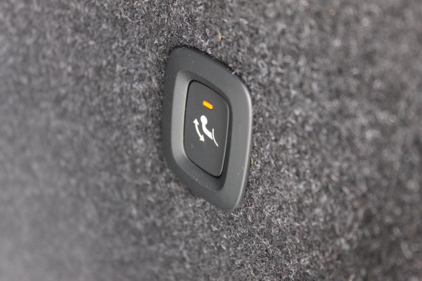 Volvo XC40 B4 211PK Automaat Plus Dark Google Infotainment / Semi elektrisch wegklapbare trekhaak / Verwarmbare voorruit / Harman Kardon Audio installatie / Elektrisch bedienbare voorstoelen