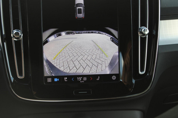 Volvo XC40 B4 211PK Automaat Plus Dark Google Infotainment / Semi elektrisch wegklapbare trekhaak / Verwarmbare voorruit / Harman Kardon Audio installatie / Elektrisch bedienbare voorstoelen