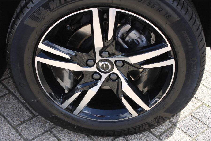 Volvo XC40 B4 211PK Automaat Plus Dark Google Infotainment / Semi elektrisch wegklapbare trekhaak / Verwarmbare voorruit / Harman Kardon Audio installatie / Elektrisch bedienbare voorstoelen