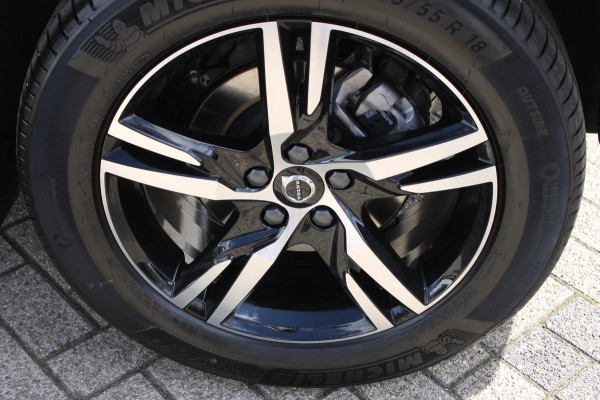 Volvo XC40 B4 211PK Automaat Plus Dark Google Infotainment / Semi elektrisch wegklapbare trekhaak / Verwarmbare voorruit / Harman Kardon Audio installatie / Elektrisch bedienbare voorstoelen