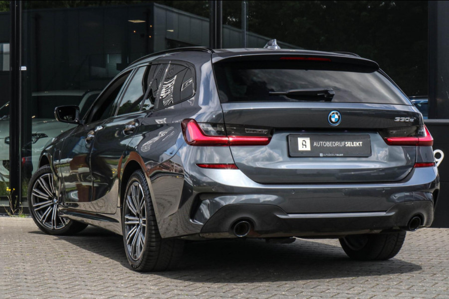BMW 3 Serie Touring 330e - M-SPORT - CARPLAY - SFEERVERLICHTING