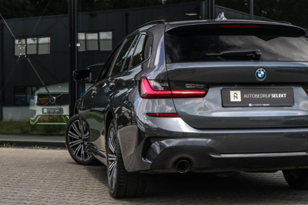 BMW 3 Serie Touring 330e - M-SPORT - CARPLAY - SFEERVERLICHTING