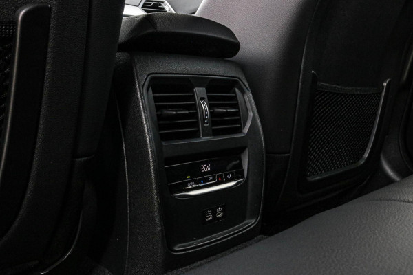 BMW 3 Serie Touring 330e - M-SPORT - CARPLAY - SFEERVERLICHTING