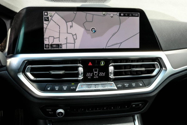BMW 3 Serie Touring 330e - M-SPORT - CARPLAY - SFEERVERLICHTING