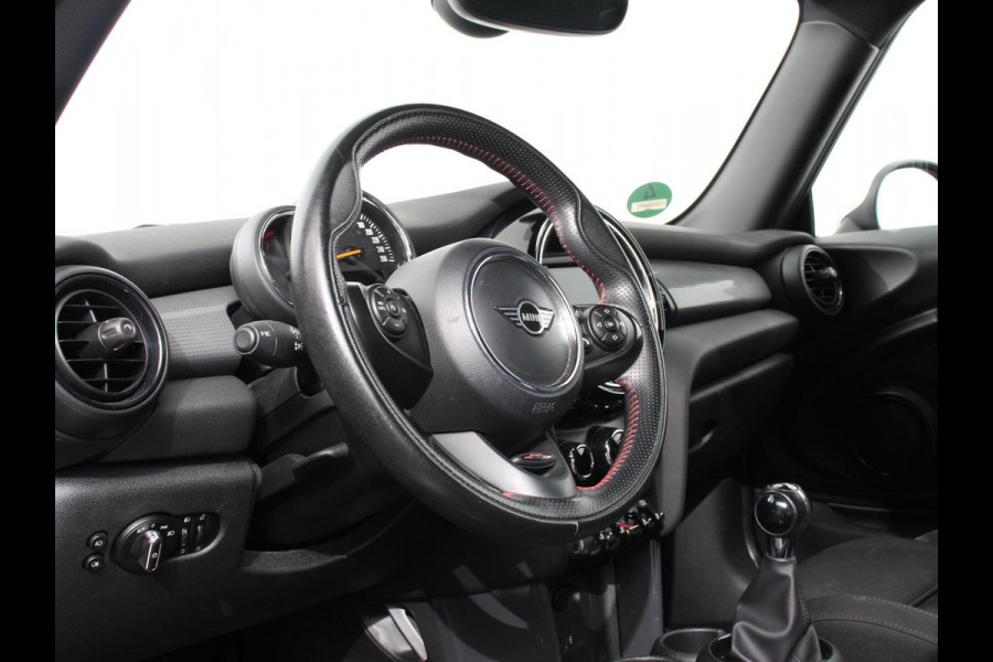 MINI Mini 1.5 136pk Cooper Chili | Climate control | Cruise control | Lichtmetalen velgen 17" | Stoelverwarming | Led MINI Mini 1.5 136pk Cooper Chili | Climate control | Cruise control | Lichtmetalen velgen 17" | Stoelverwarming | Led