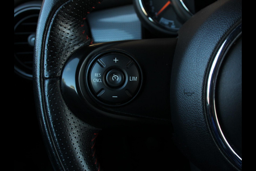 MINI Mini 1.5 136pk Cooper Chili | Climate control | Cruise control | Lichtmetalen velgen 17" | Stoelverwarming | Led MINI Mini 1.5 136pk Cooper Chili | Climate control | Cruise control | Lichtmetalen velgen 17" | Stoelverwarming | Led