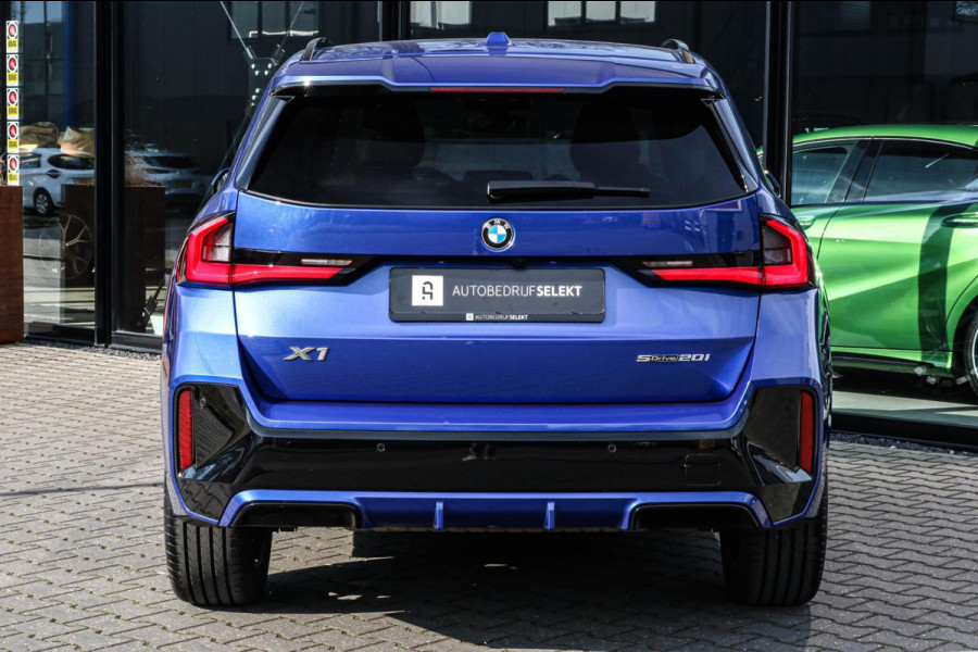 BMW X1 SDrive20i M-Sport - 360 CAMERA - HEAD UP - SFEERVERLICHTING - 2.0i