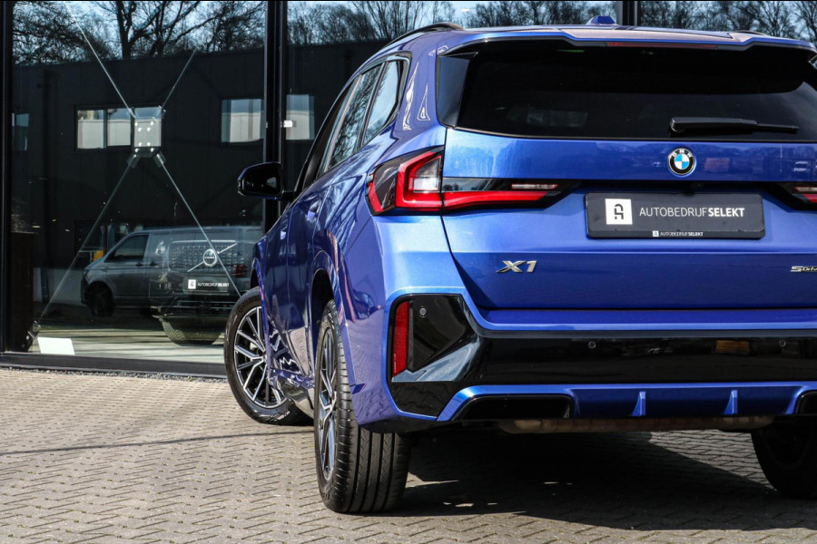 BMW X1 SDrive20i M-Sport - 360 CAMERA - HEAD UP - SFEERVERLICHTING - 2.0i