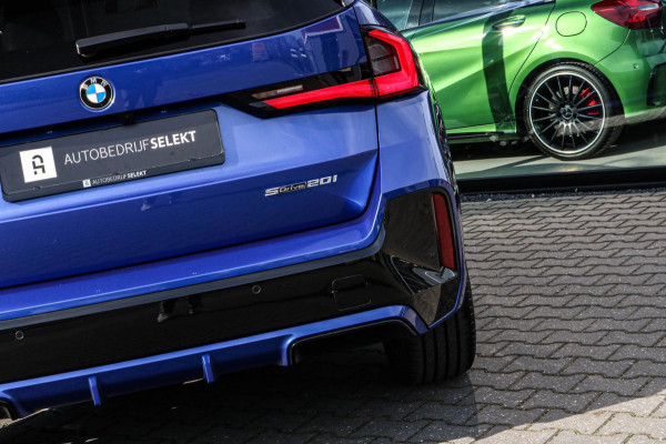 BMW X1 SDrive20i M-Sport - 360 CAMERA - HEAD UP - SFEERVERLICHTING - 2.0i