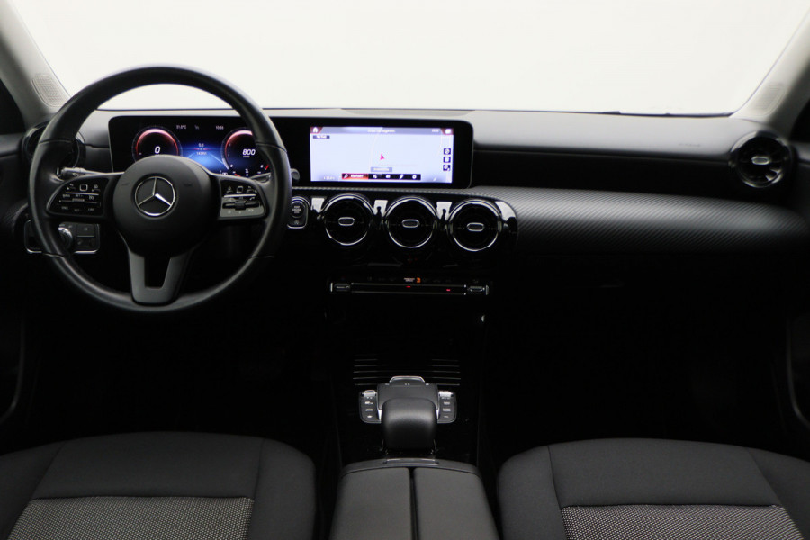 Mercedes-Benz A-Klasse 180 Business Solution Virtual Cockpit, Camera, Cruise, Apple Carplay, Verwarmde Stoelen, LED, 17''