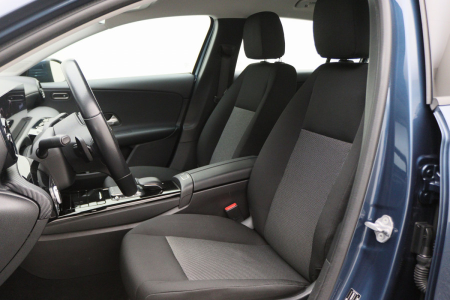 Mercedes-Benz A-Klasse 180 Business Solution Virtual Cockpit, Camera, Cruise, Apple Carplay, Verwarmde Stoelen, LED, 17''