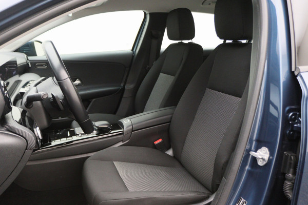 Mercedes-Benz A-Klasse 180 Business Solution Virtual Cockpit, Camera, Cruise, Apple Carplay, Verwarmde Stoelen, LED, 17''