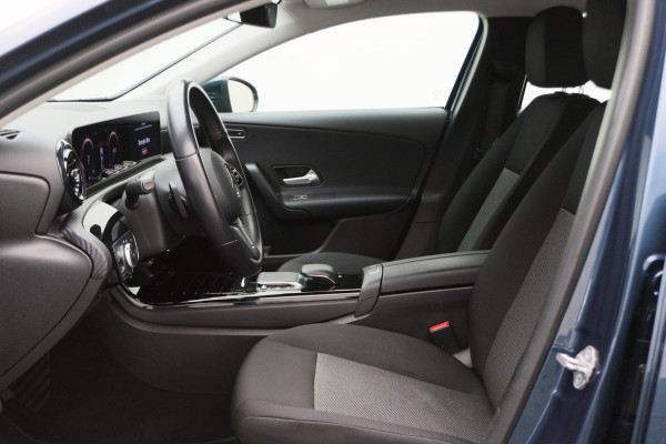 Mercedes-Benz A-Klasse 180 Business Solution Virtual Cockpit, Camera, Cruise, Apple Carplay, Verwarmde Stoelen, LED, 17''