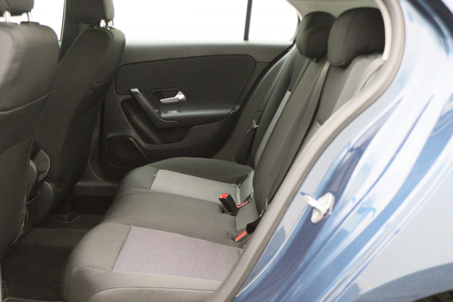 Mercedes-Benz A-Klasse 180 Business Solution Virtual Cockpit, Camera, Cruise, Apple Carplay, Verwarmde Stoelen, LED, 17''
