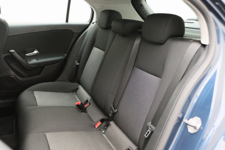Mercedes-Benz A-Klasse 180 Business Solution Virtual Cockpit, Camera, Cruise, Apple Carplay, Verwarmde Stoelen, LED, 17''
