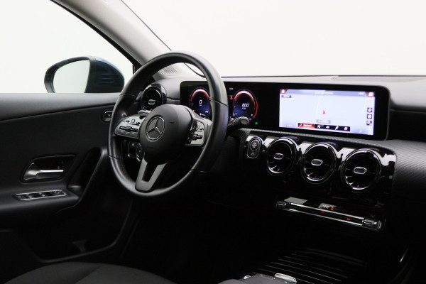 Mercedes-Benz A-Klasse 180 Business Solution Virtual Cockpit, Camera, Cruise, Apple Carplay, Verwarmde Stoelen, LED, 17''