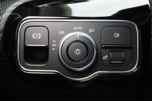 Mercedes-Benz A-Klasse 180 Business Solution Virtual Cockpit, Camera, Cruise, Apple Carplay, Verwarmde Stoelen, LED, 17''