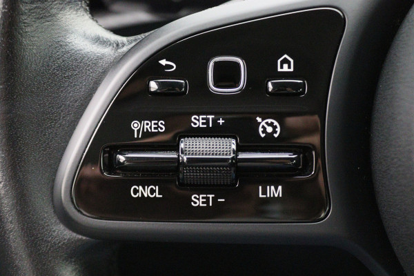 Mercedes-Benz A-Klasse 180 Business Solution Virtual Cockpit, Camera, Cruise, Apple Carplay, Verwarmde Stoelen, LED, 17''