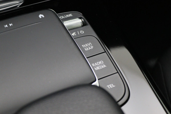 Mercedes-Benz A-Klasse 180 Business Solution Virtual Cockpit, Camera, Cruise, Apple Carplay, Verwarmde Stoelen, LED, 17''