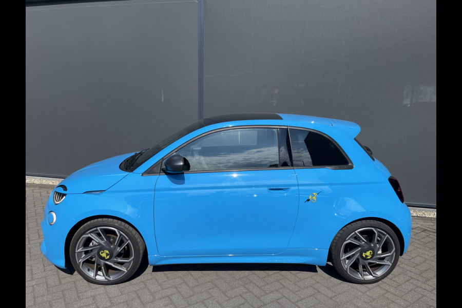 Fiat 500 Abarth Turismo 42 kWh Achteruitrijcamera - Cruise control - Apple carplay - Airco - Parkeersensoren voor en achter - Sportstoelen - Sportstuur leder - Dodehoek detector - navigatie full map - Oplaadmogelijkheid -