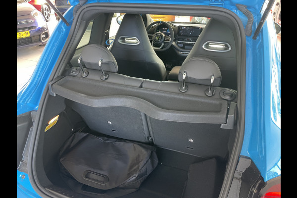 Fiat 500 Abarth Turismo 42 kWh Achteruitrijcamera - Cruise control - Apple carplay - Airco - Parkeersensoren voor en achter - Sportstoelen - Sportstuur leder - Dodehoek detector - navigatie full map - Oplaadmogelijkheid -