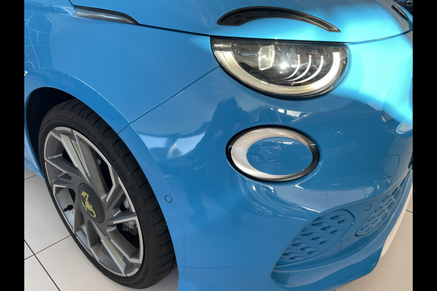 Fiat 500 Abarth Turismo 42 kWh Achteruitrijcamera - Cruise control - Apple carplay - Airco - Parkeersensoren voor en achter - Sportstoelen - Sportstuur leder - Dodehoek detector - navigatie full map - Oplaadmogelijkheid -