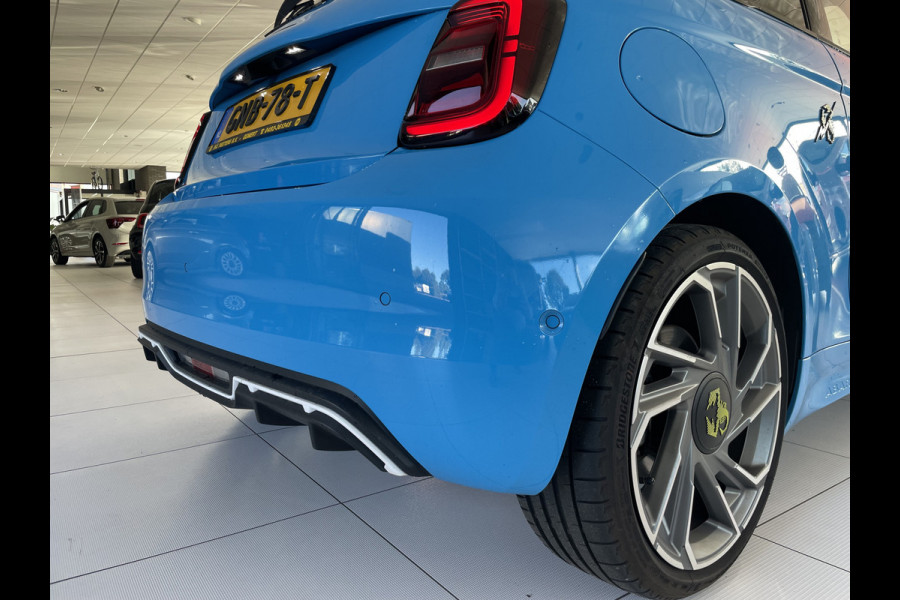 Fiat 500 Abarth Turismo 42 kWh Achteruitrijcamera - Cruise control - Apple carplay - Airco - Parkeersensoren voor en achter - Sportstoelen - Sportstuur leder - Dodehoek detector - navigatie full map - Oplaadmogelijkheid -