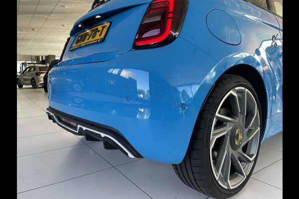 Fiat 500 Abarth Turismo 42 kWh Achteruitrijcamera - Cruise control - Apple carplay - Airco - Parkeersensoren voor en achter - Sportstoelen - Sportstuur leder - Dodehoek detector - navigatie full map - Oplaadmogelijkheid -