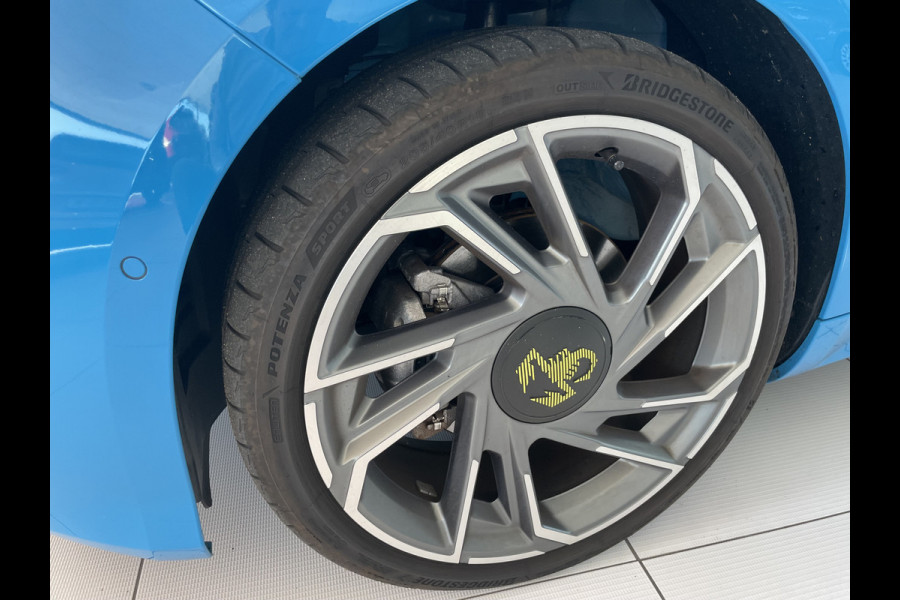 Fiat 500 Abarth Turismo 42 kWh Achteruitrijcamera - Cruise control - Apple carplay - Airco - Parkeersensoren voor en achter - Sportstoelen - Sportstuur leder - Dodehoek detector - navigatie full map - Oplaadmogelijkheid -