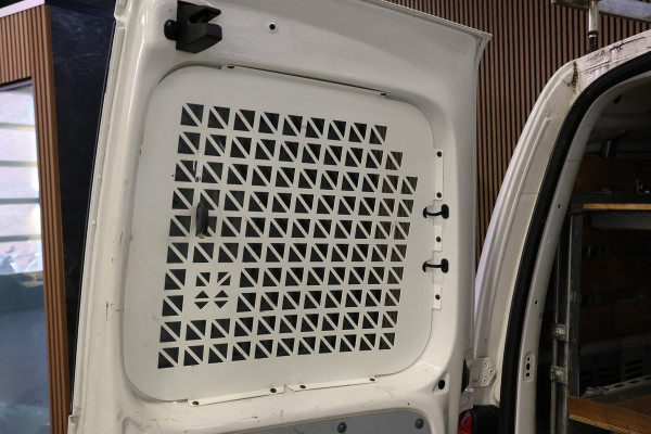 Volkswagen Caddy 2.0 TDI | Navigatie | Cruise control | Airco | PDC | DAB | Trekhaak | Elek. ramen | Nieuwe APK | Nieuwe remmen rondom | NL Auto