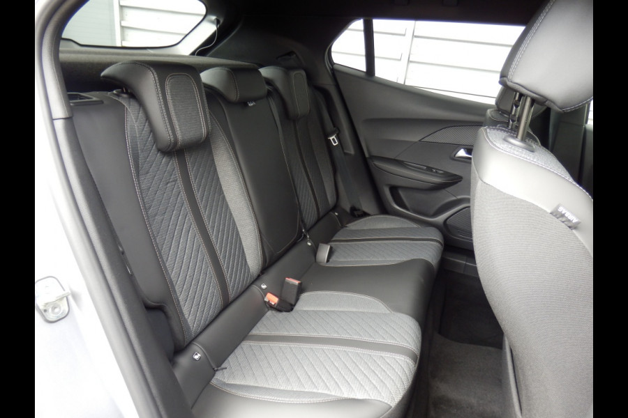 Peugeot 2008 1.2 130PK Automaat | Navigatie | Apple Carpl. Andr. Auto