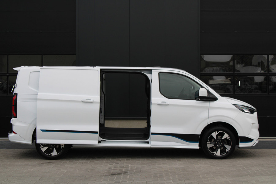Ford Transit Custom 300 2.0 TDCI L2H1 Sport 170pk - 2x Schuifdeur - Trekhaak - ACC - 19'' LM Velgen - 70L Tank - Navi - Camera - Stoel & Stuurverwar Ford Transit Custom 300 2.0 TDCI L2H1 Sport 170pk - 2x Schuifdeur - Trekhaak - ACC - 19'' LM Velgen - 70L Tank - Navi - Camera - Stoel & Stuurverwar